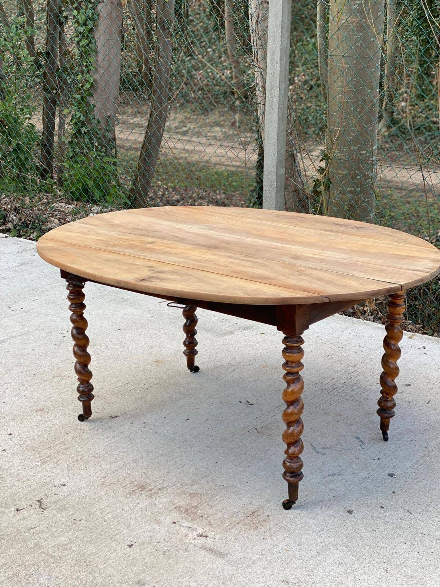 Louis Philippe oval table with shutters, 19th century, solid oak wood, twisted leg