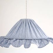 Suspension Emilia, abat-jour plissé à volants, rayures bleus