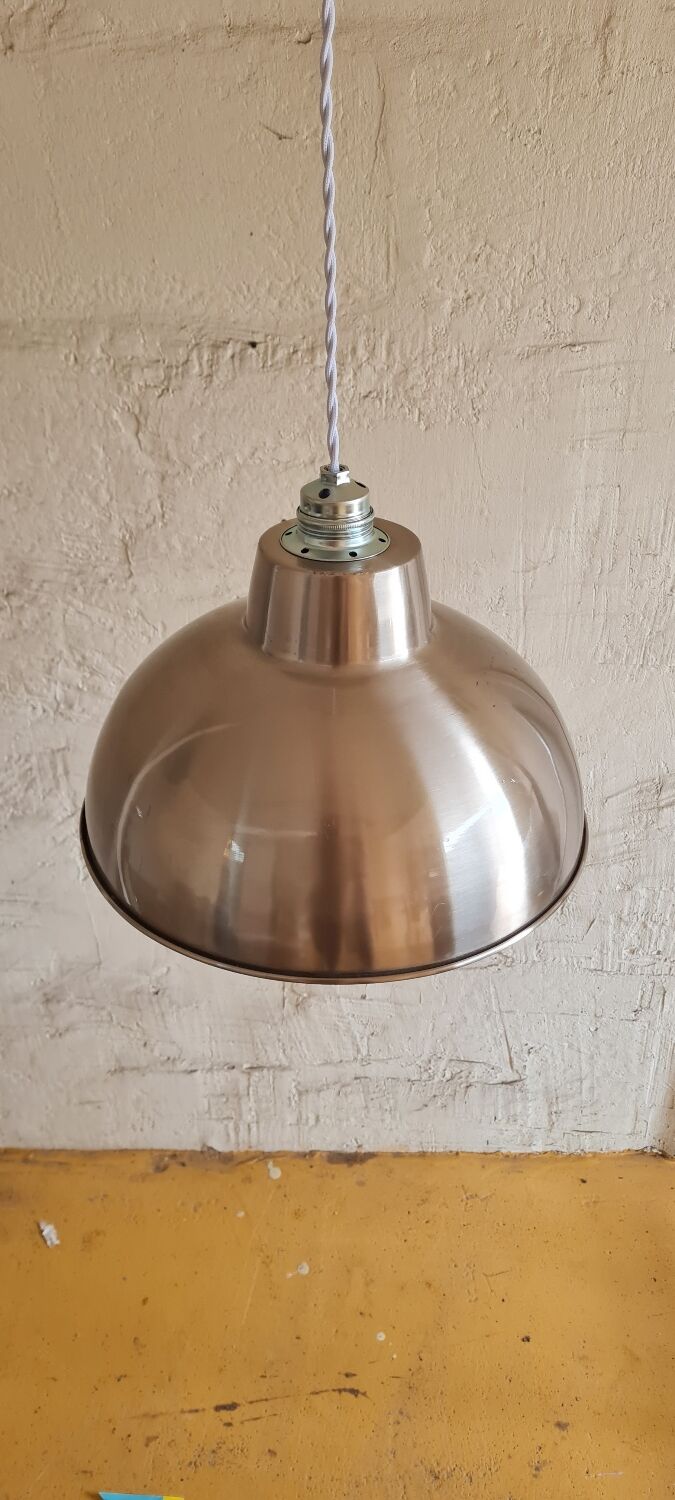 Enamelled sheet metal hanging lamp