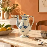 Cafetière ancienne en faïence blanche décorée, Europe XIX Century