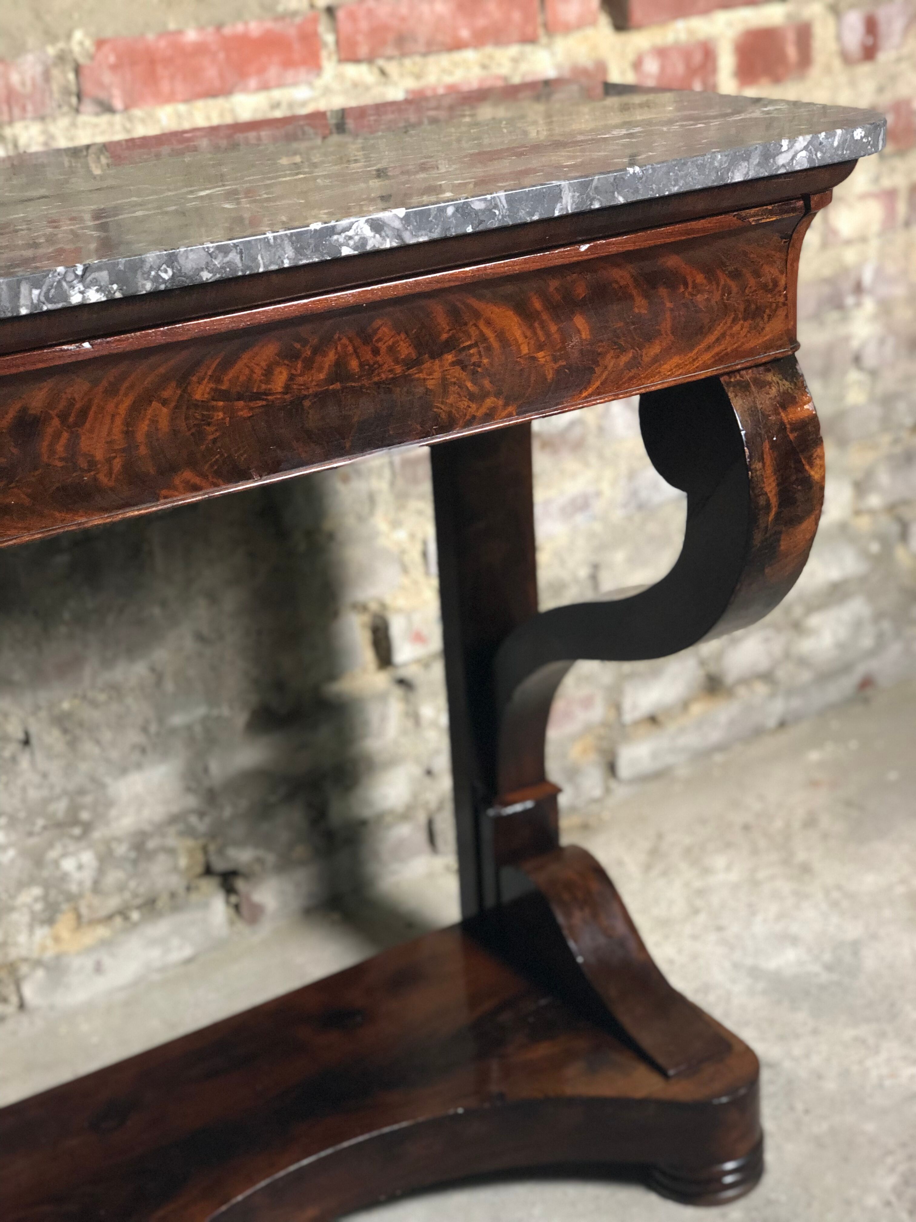 Console era restoration in mahogany veneer with St. Anne marble top.