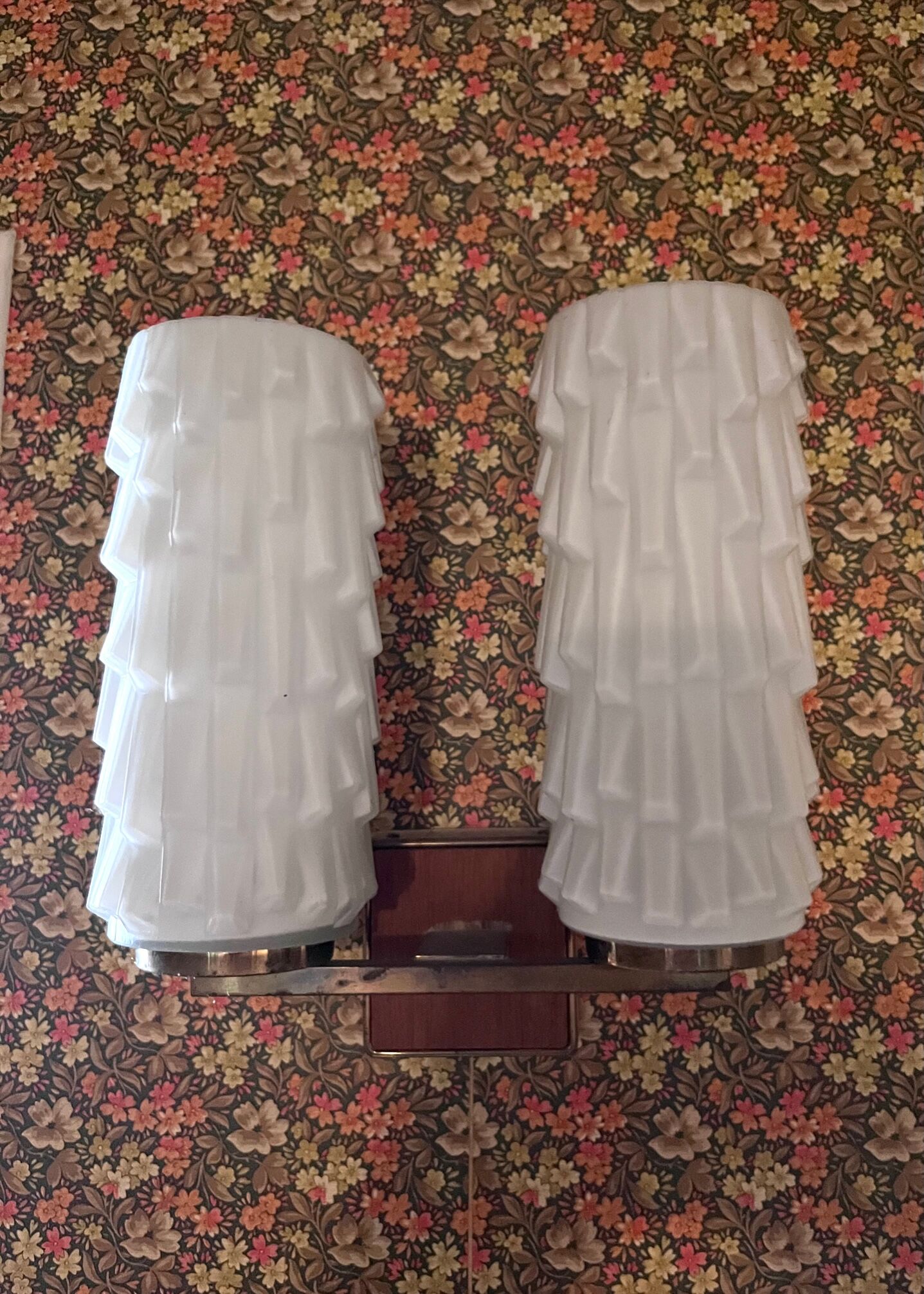 Paire d'appliques en laiton et verre