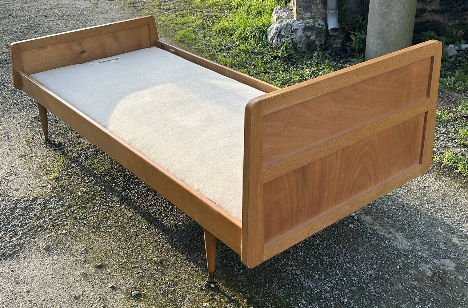 Read a vintage wooden and cane bed, with compass legs – mattress 80 × 190 cm.