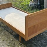 Read a vintage wooden and cane bed, with compass legs – mattress 80 × 190 cm.