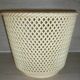 Lot de vases Emsa rouge et beige, pique fleurs, cache pot et une coupe