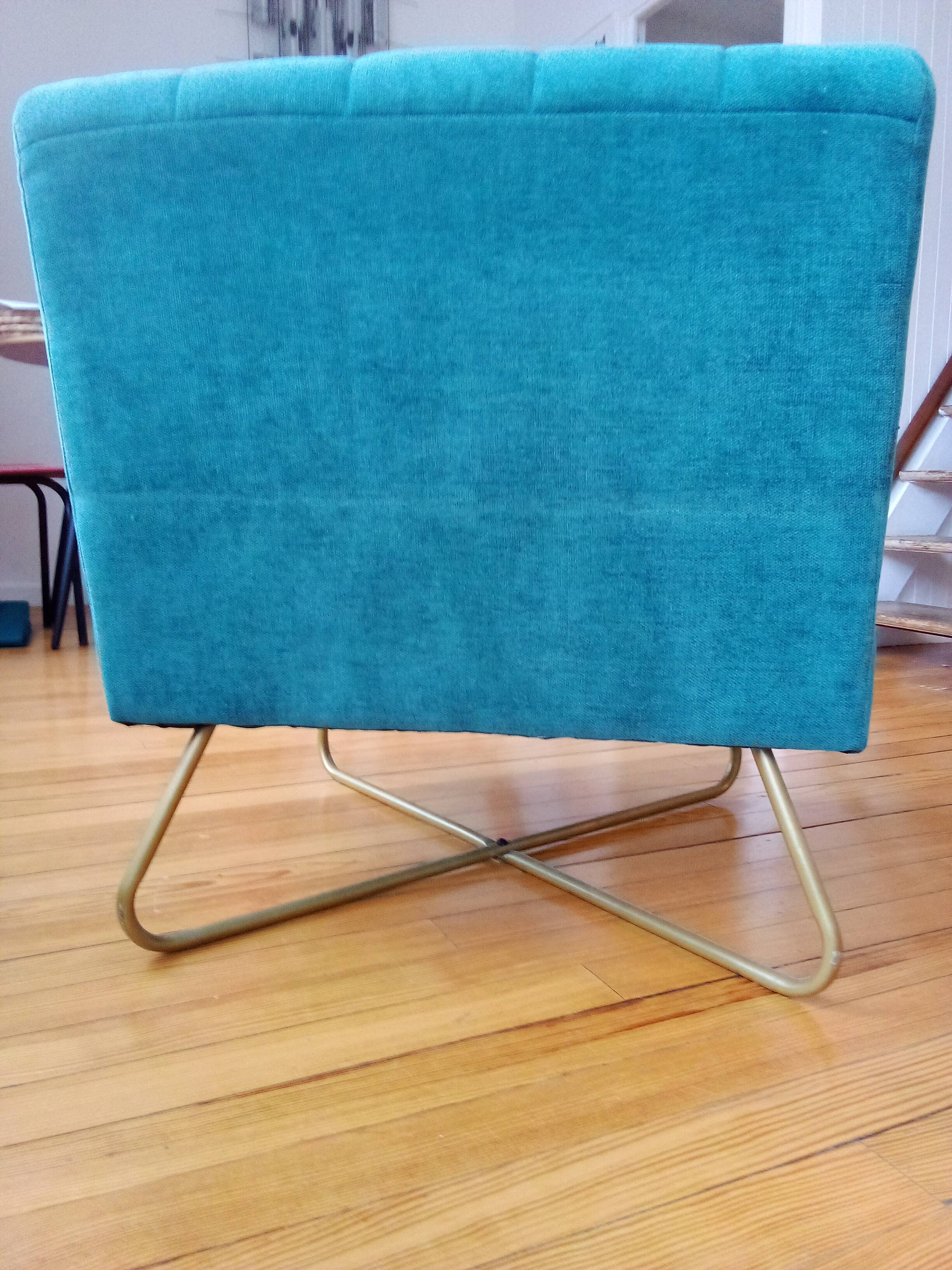 Fauteuil design en velours bleu