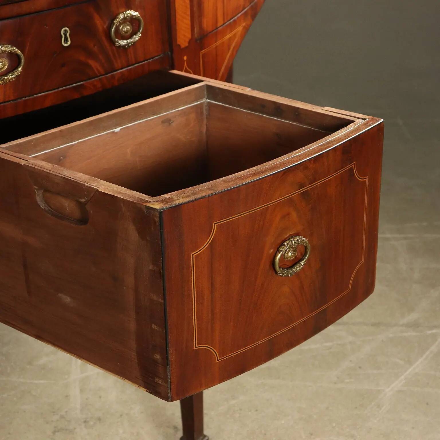 Buffet anglais George III en acajou, érable, ébène et bronze doré, vers 1790