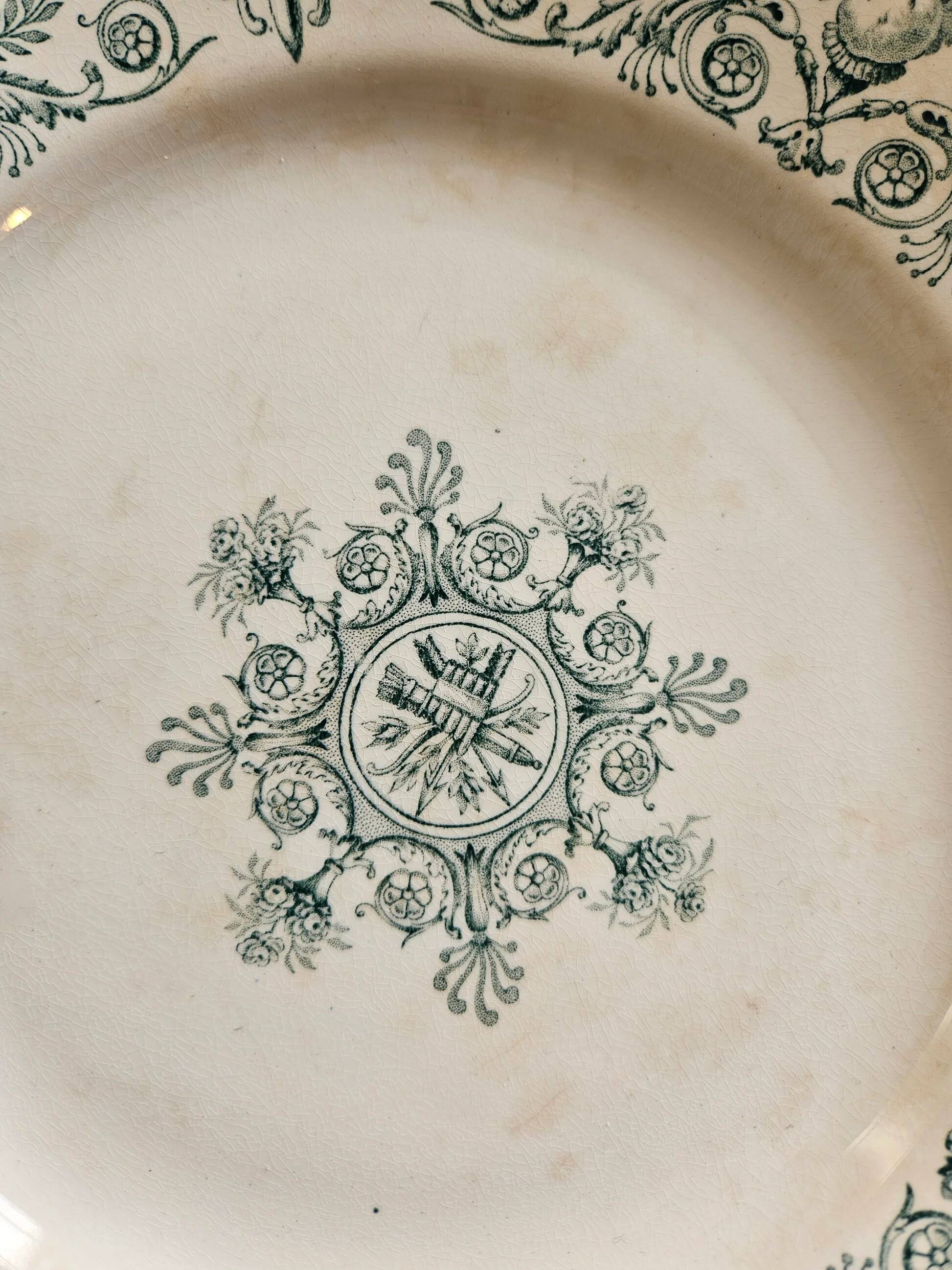 Assiettes plates anciennes dépareillées terre de fer