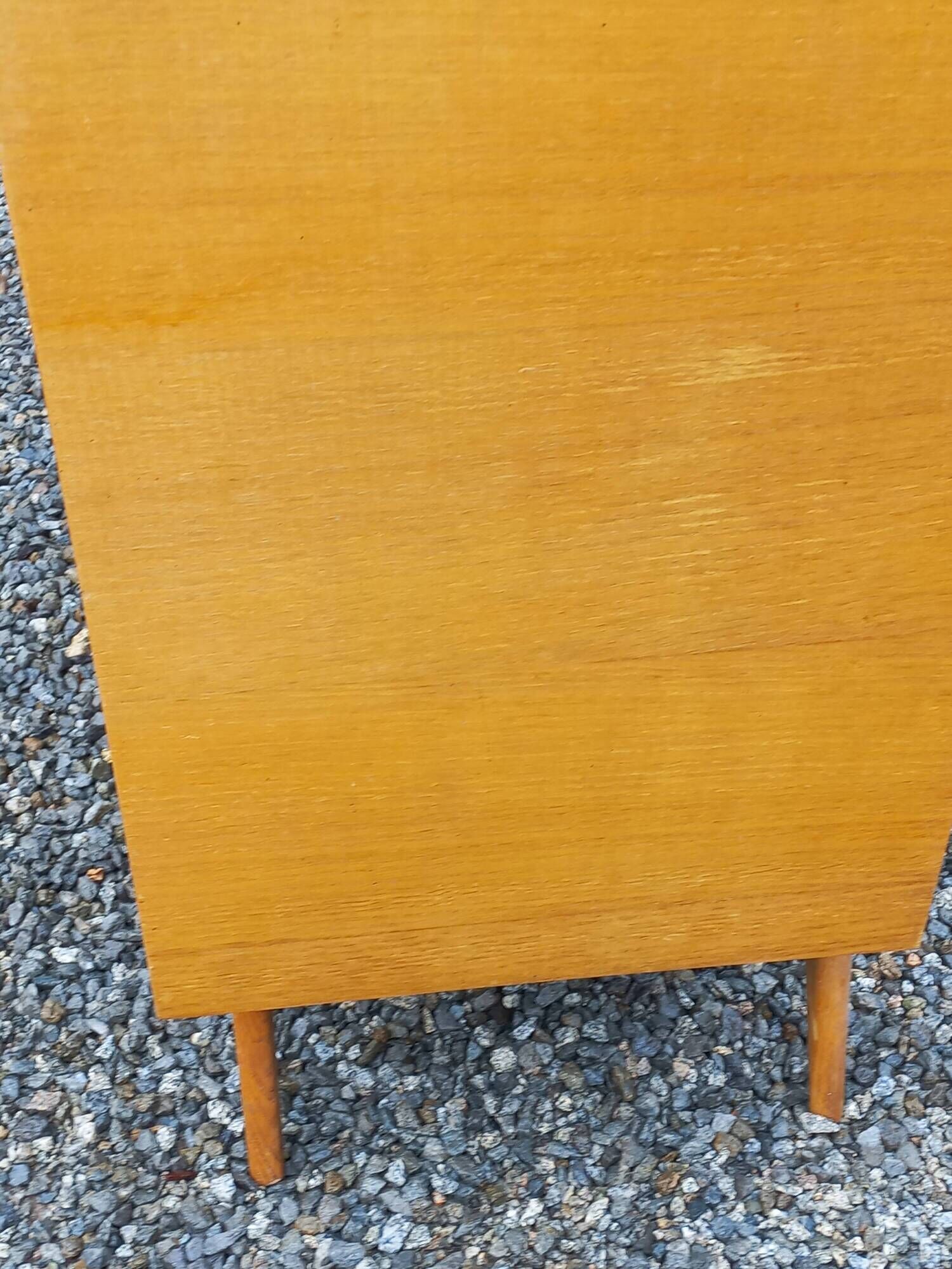 Vintage chest of drawers in light oak and rattan with tapered legs, 3 drawers from the 1950s.