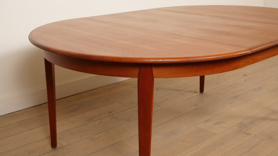 Vintage round dining table | extendable | teak | 125 - 185 cm