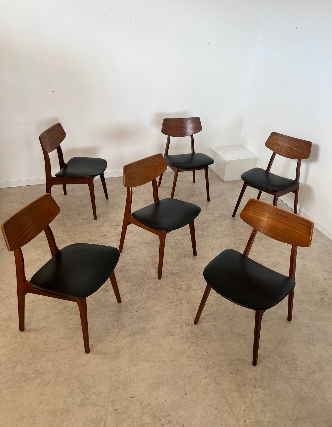 Set of 6 teak and black imitation leather chairs, Scandinavian design from the 70s vintage
