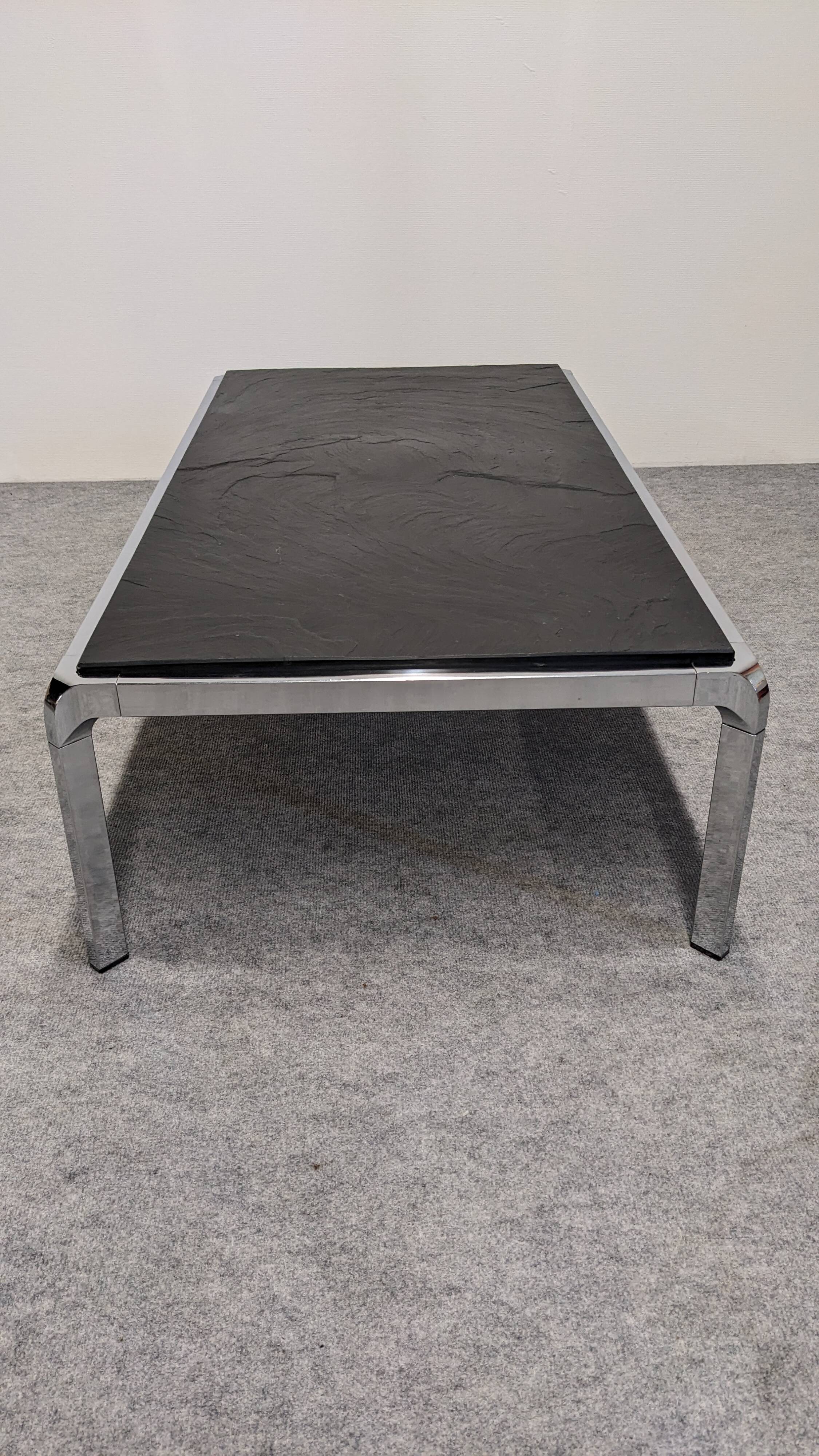 Table basse moderniste en ardoise et métal chromé, Italie vers 1970