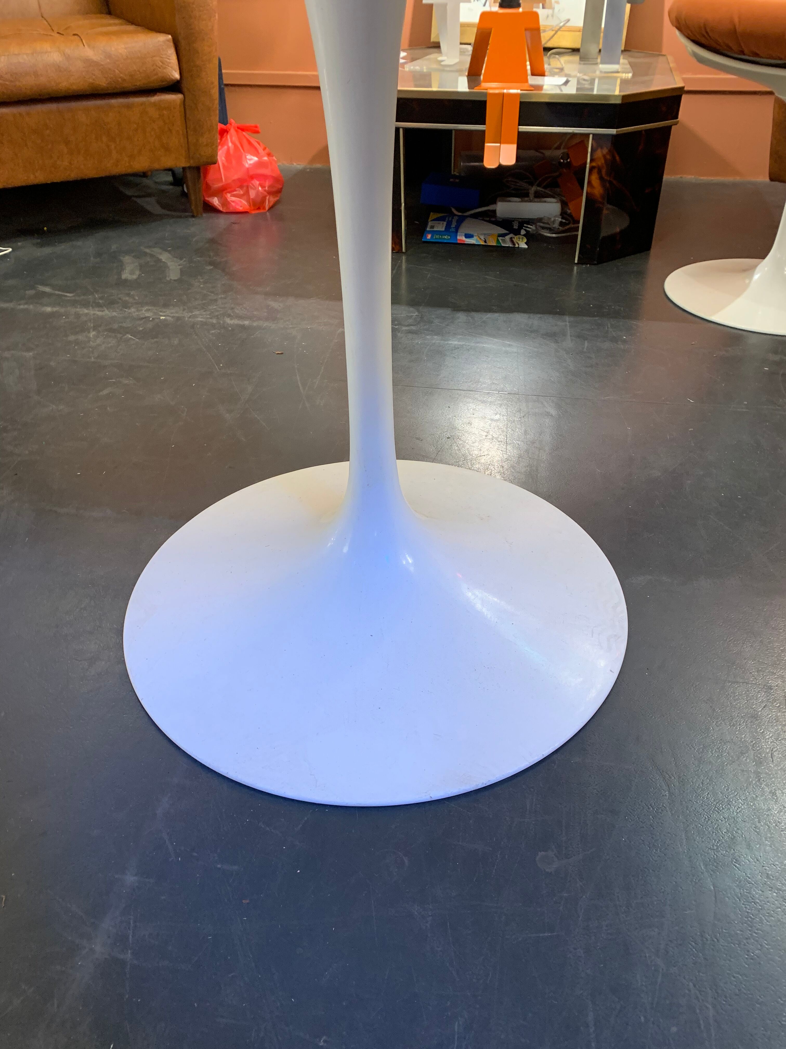 Tulip foot round table by Eero Saarinen for Knoll