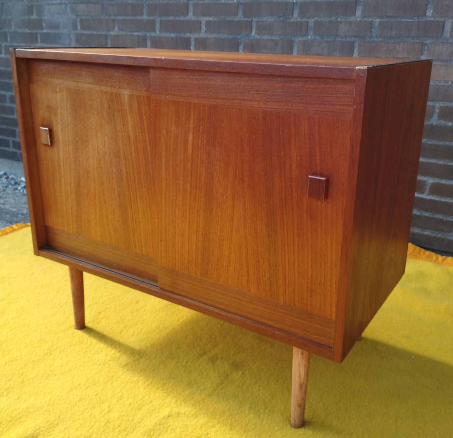 Teak row, sliding doors