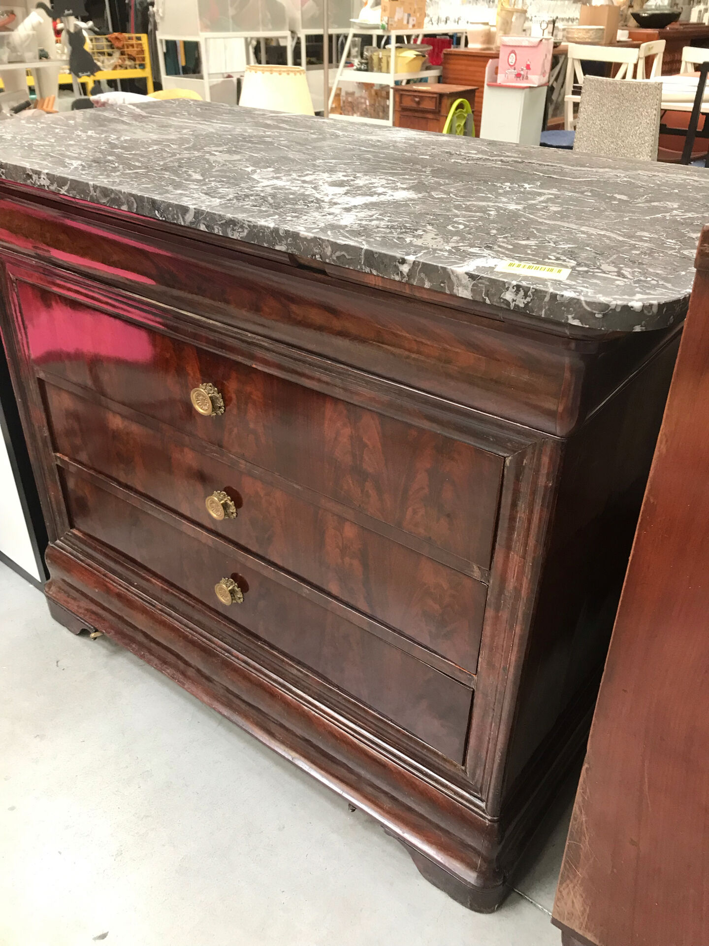 Commode à trois tiroir dessus marbre gris, de style second empire