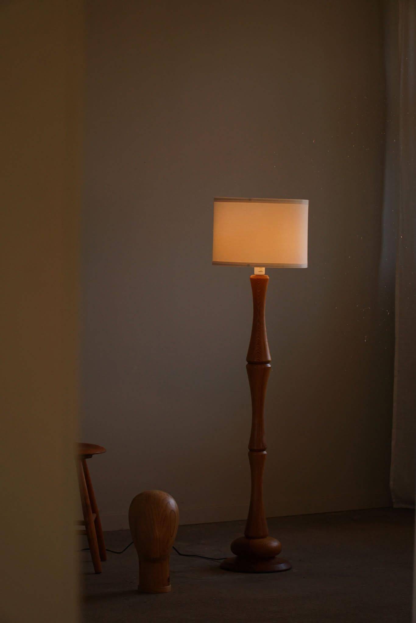 Modern sculptural Scandinavian floor lamp in solid pine, 1970s.