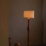 Modern sculptural Scandinavian floor lamp in solid pine, 1970s.