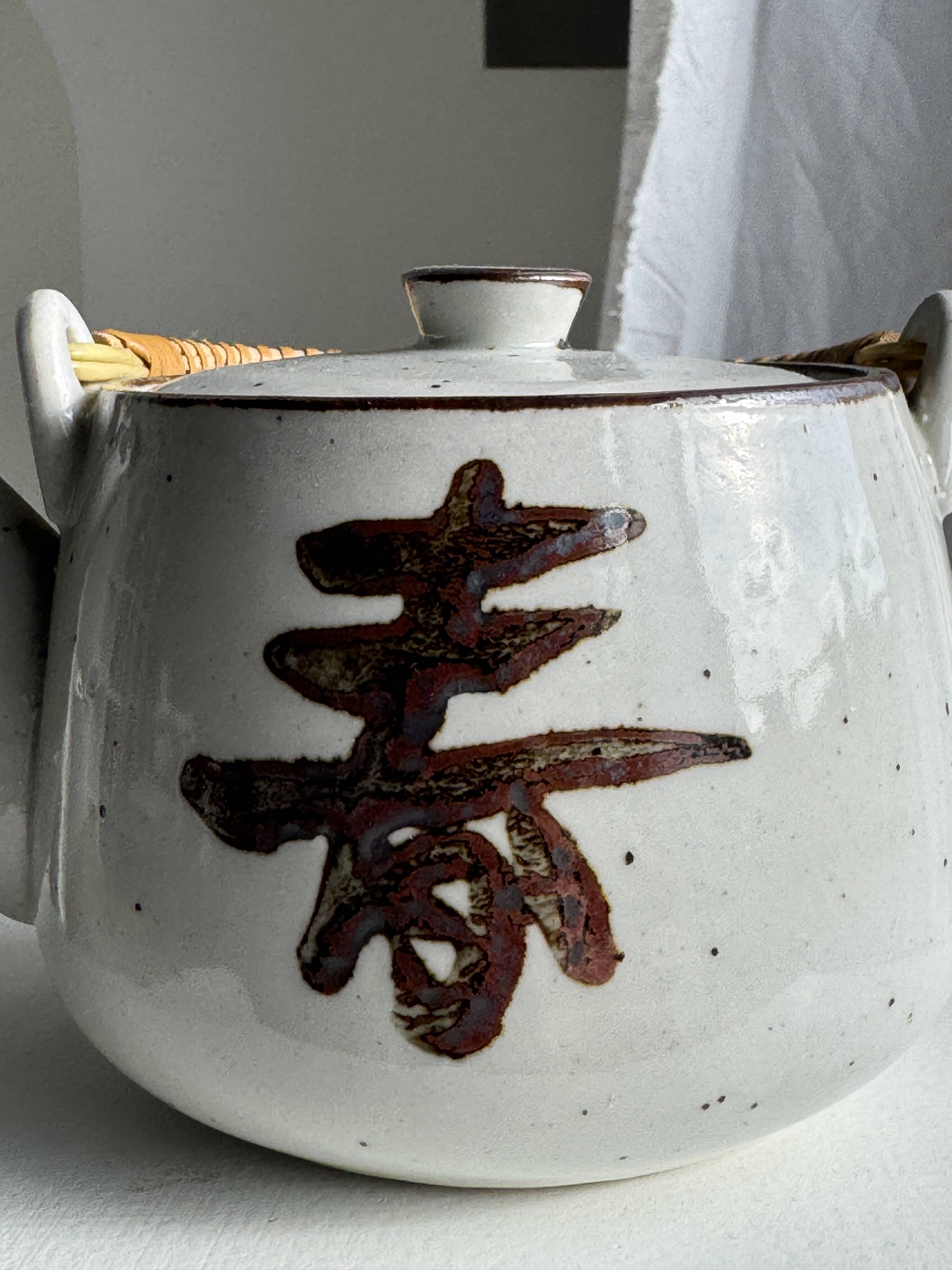 Petite théière asiatique en grès anse en rotin H11 D10