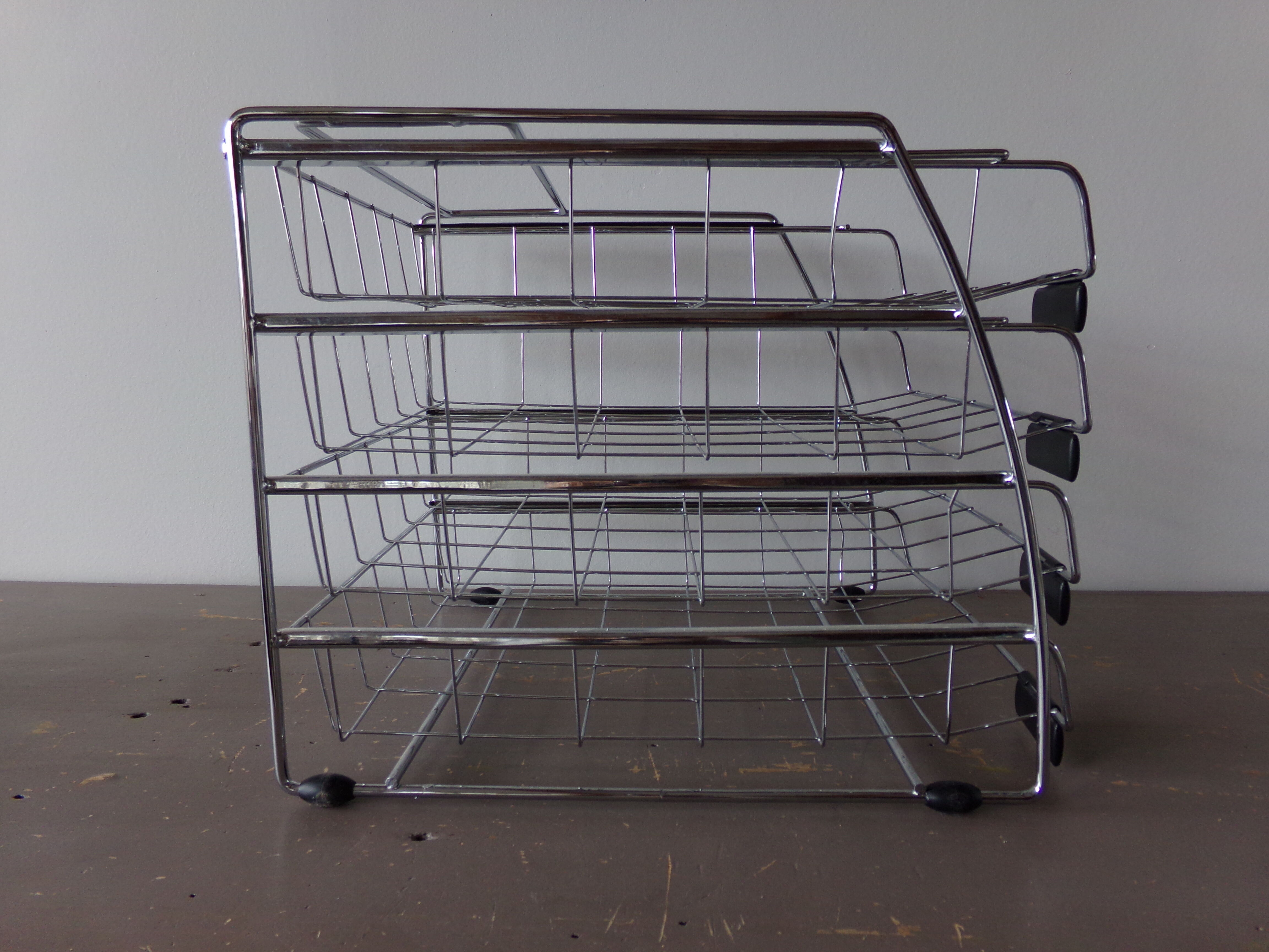 Bench of 4 metal mail baskets