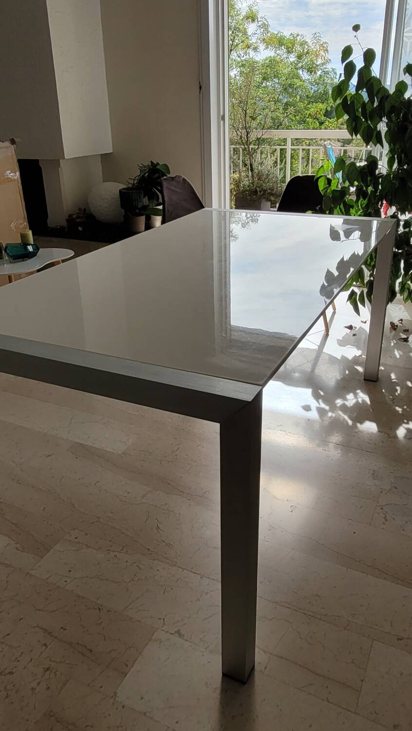 Extendable living room table