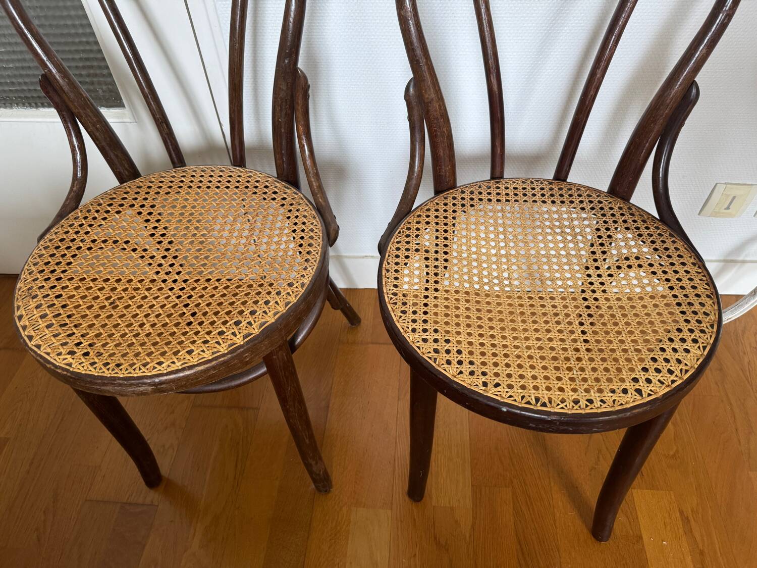 Paire de chaises bistrot en bois et cannage