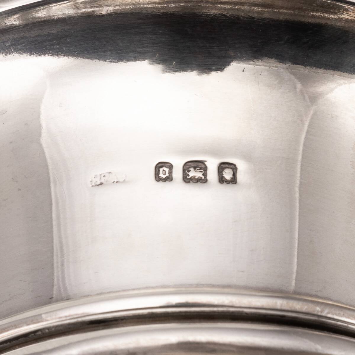 Bocal en cristal taillé, en argent massif anglais du 20e siècle, émaillé guilloché.