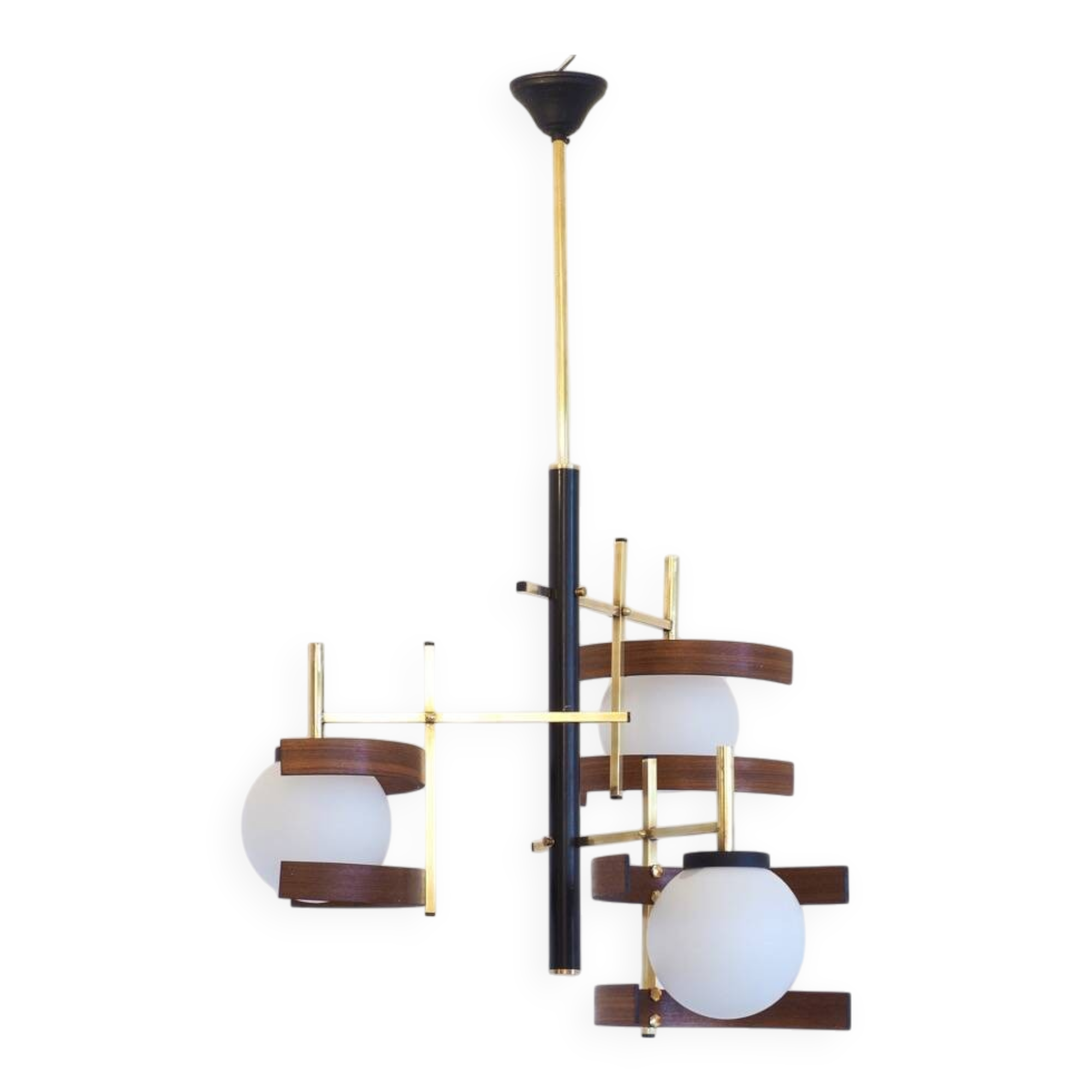 Suspension italienne 3 globes en opaline avec teck et laiton.