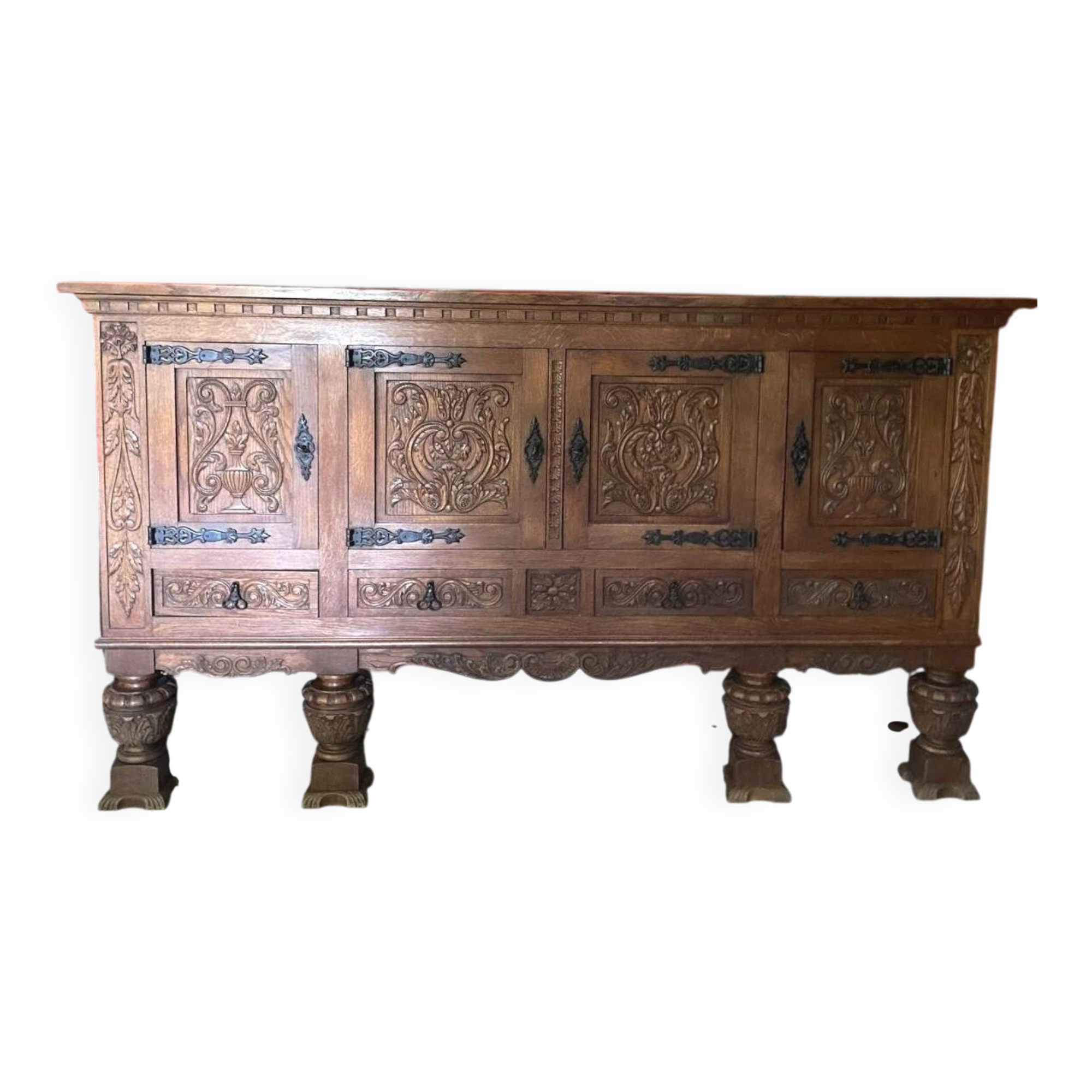 Buffet in the style of Italian Renaissance.