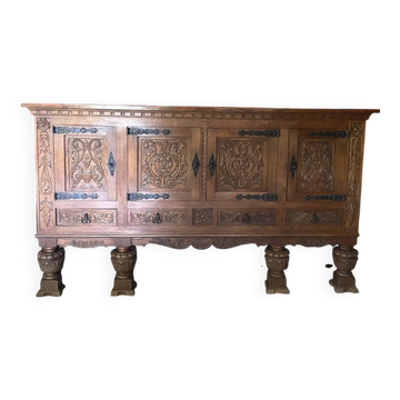 Buffet in the style of Italian Renaissance.