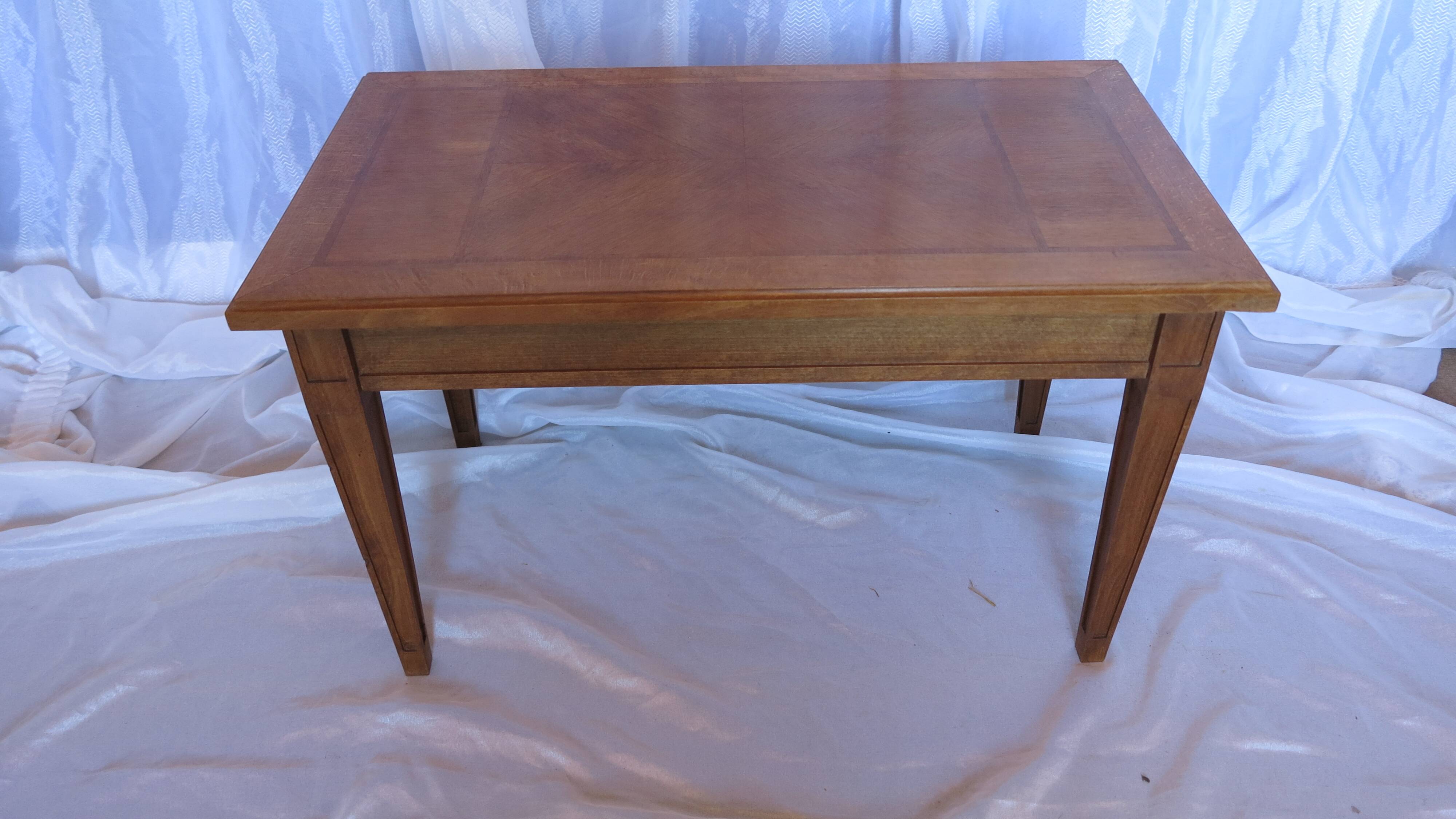 table basse de style Louis XVI bois naturel