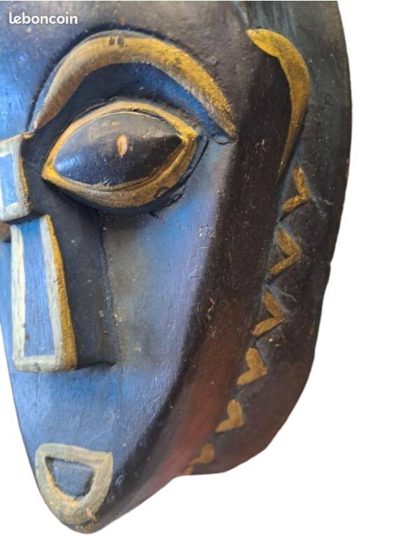 Masque africain en bois sculpté bleu et doré, oreilles de lion