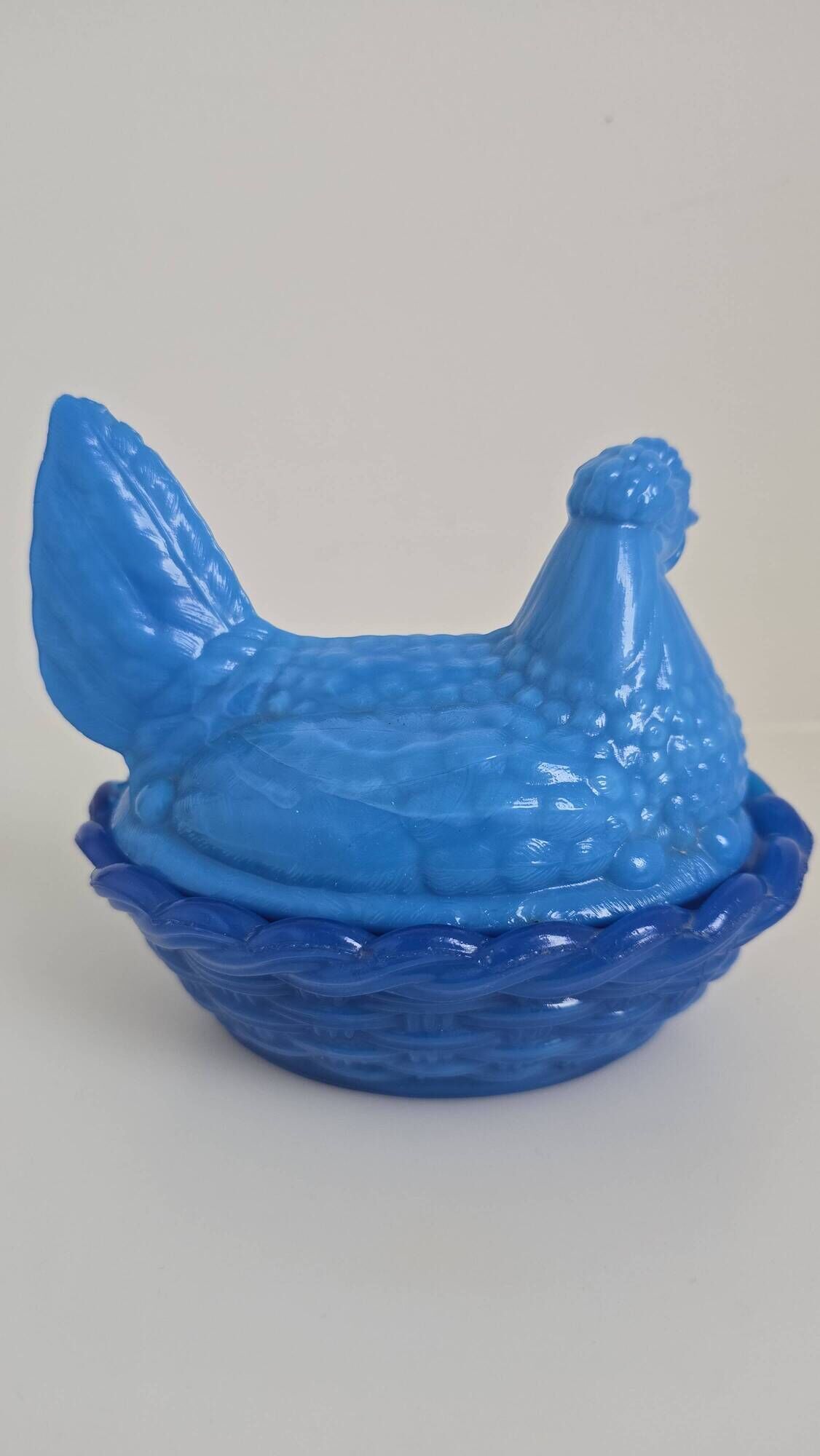 Bonbonnière chicken on its nest in blue opaline, Portieux-Vallérysthal