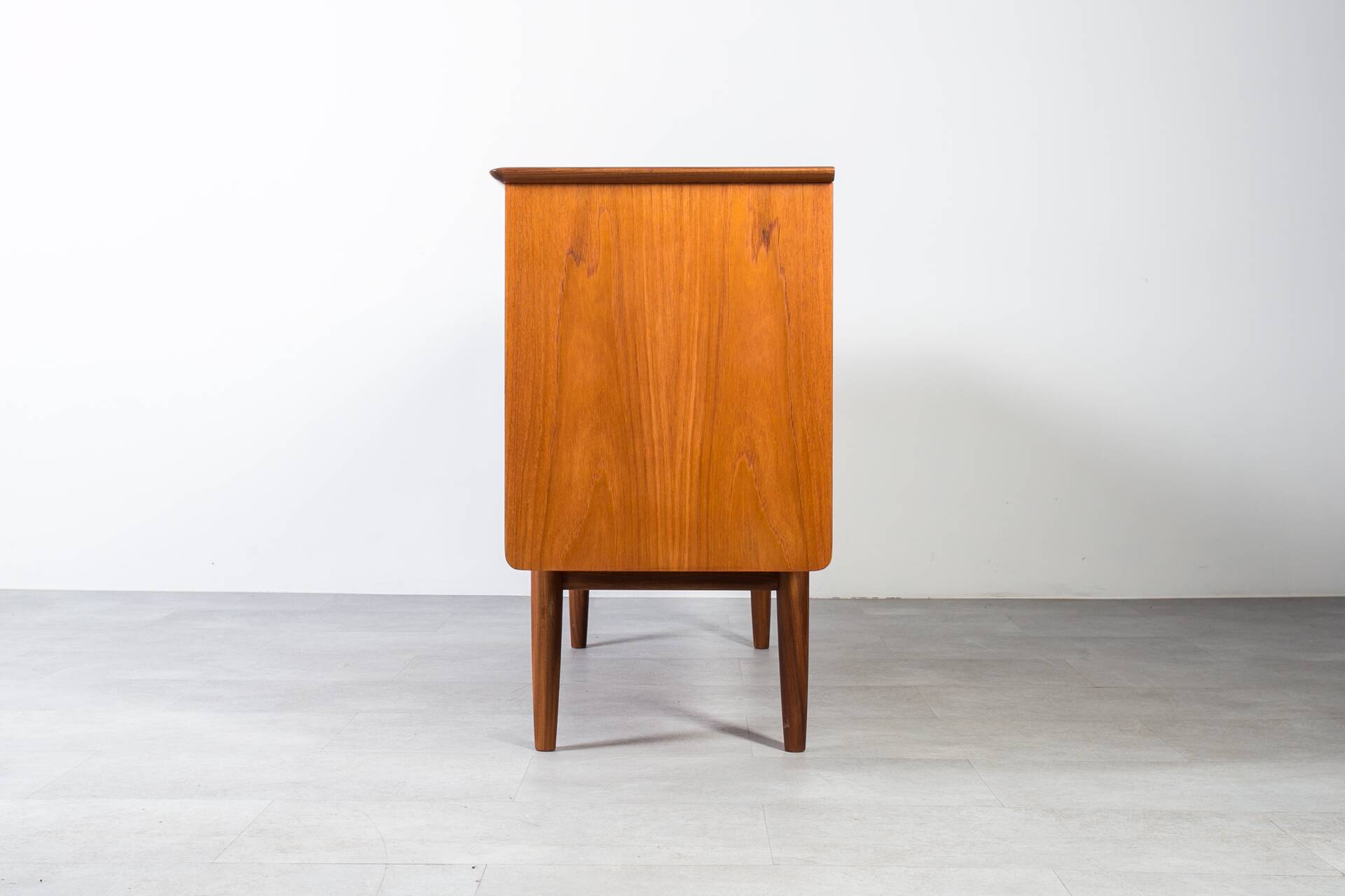 Buffet en teck du milieu du siècle par Brødrene Sørheim, Norvège, années 1960