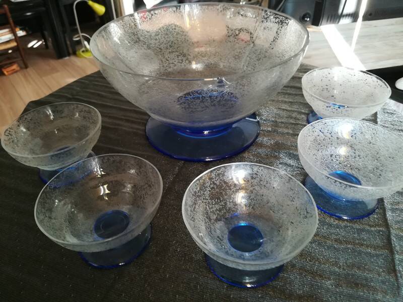Set including 1 salad bowl and 5 fruit bowls in Daum Nancy crystal from the 40s