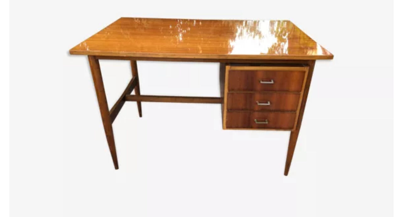 Flat desk compass feet