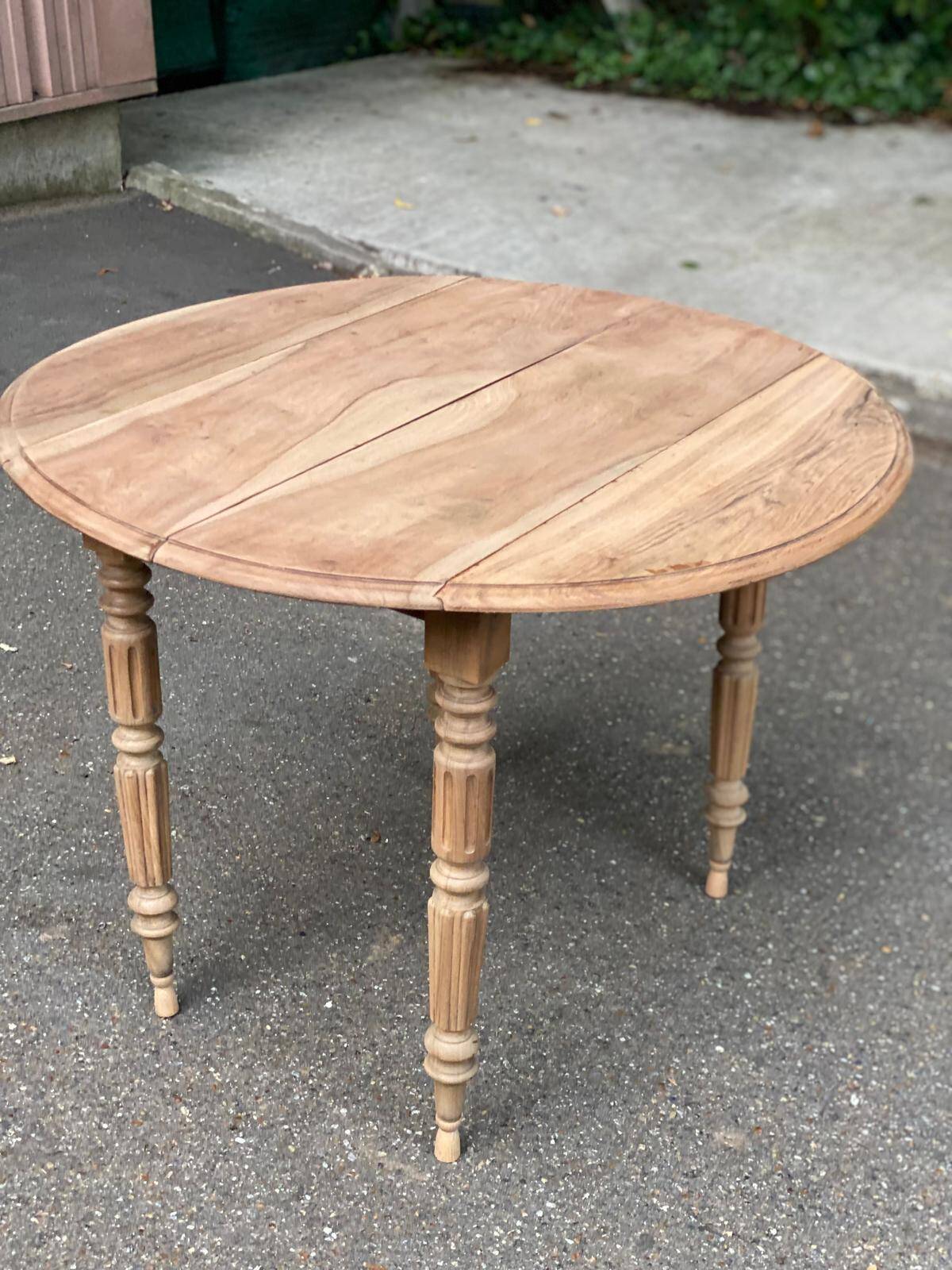 Renovated 18th century solid wood extendable round dining table with shutters