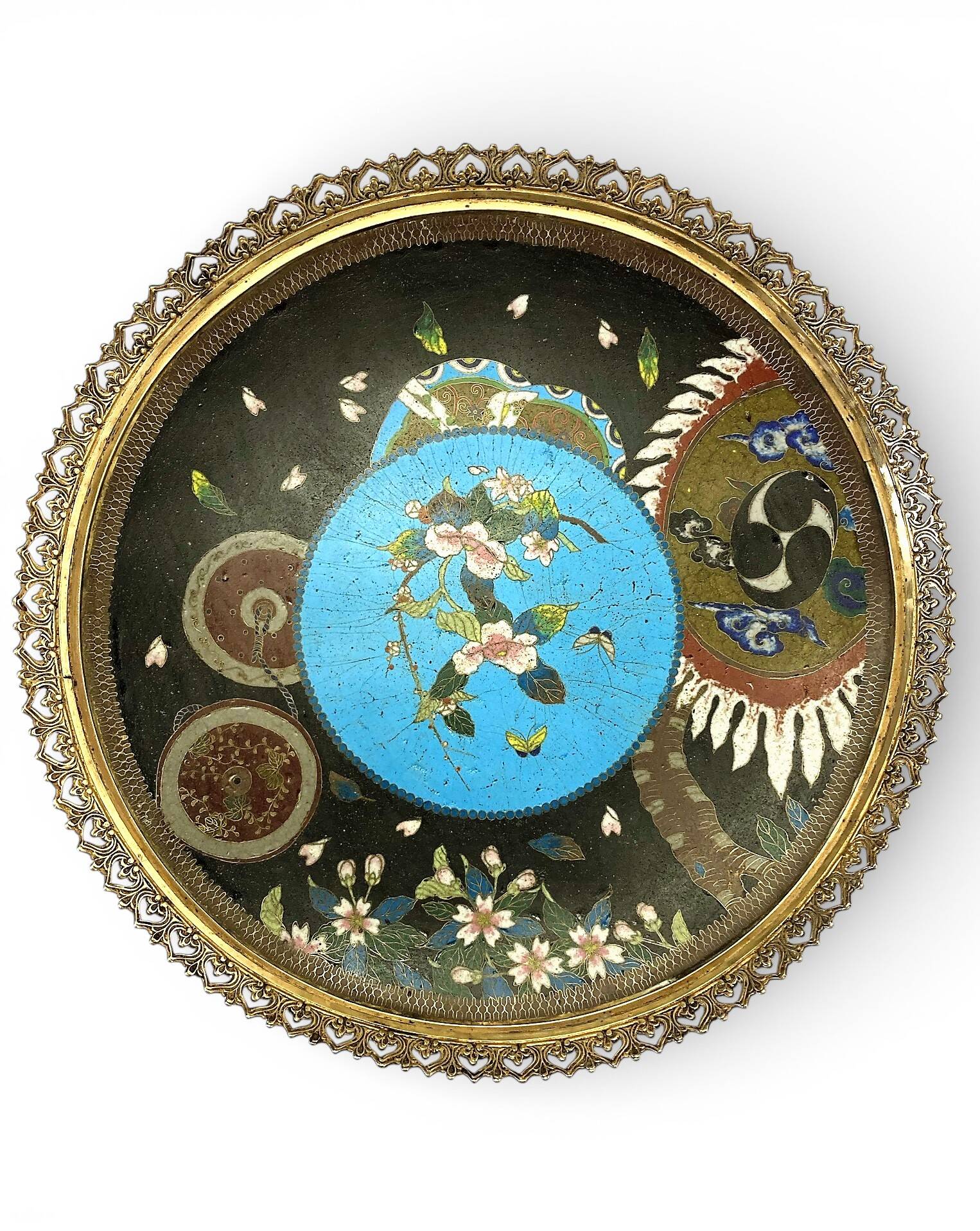 Japan, empty pocket bowl in cloisonné enamel and bronze, Meiji period, late 19th century.
