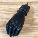 Heurtoir de porte en fonte ancien - main de femme avec bague