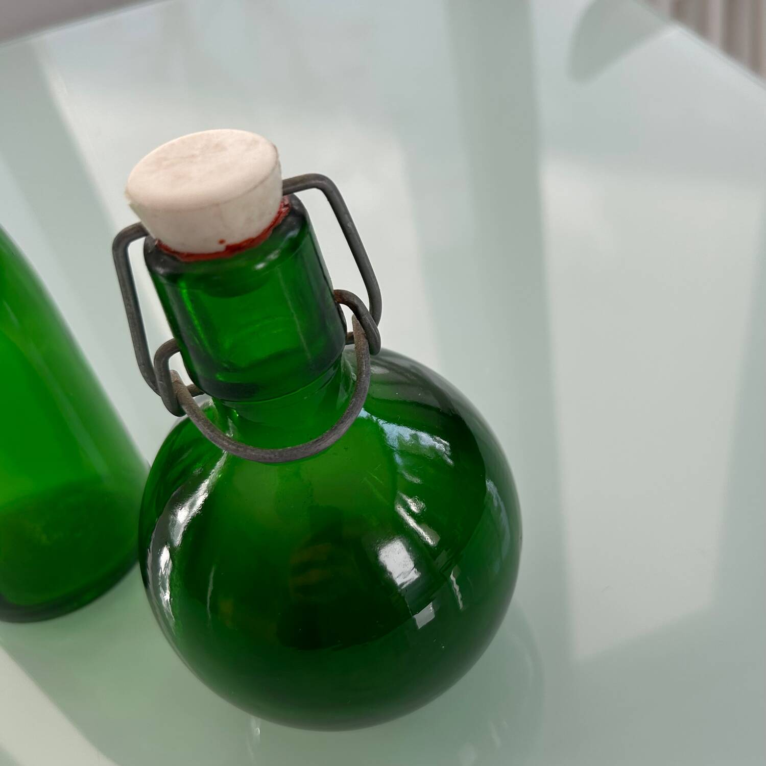 Duo de bouteilles vertes