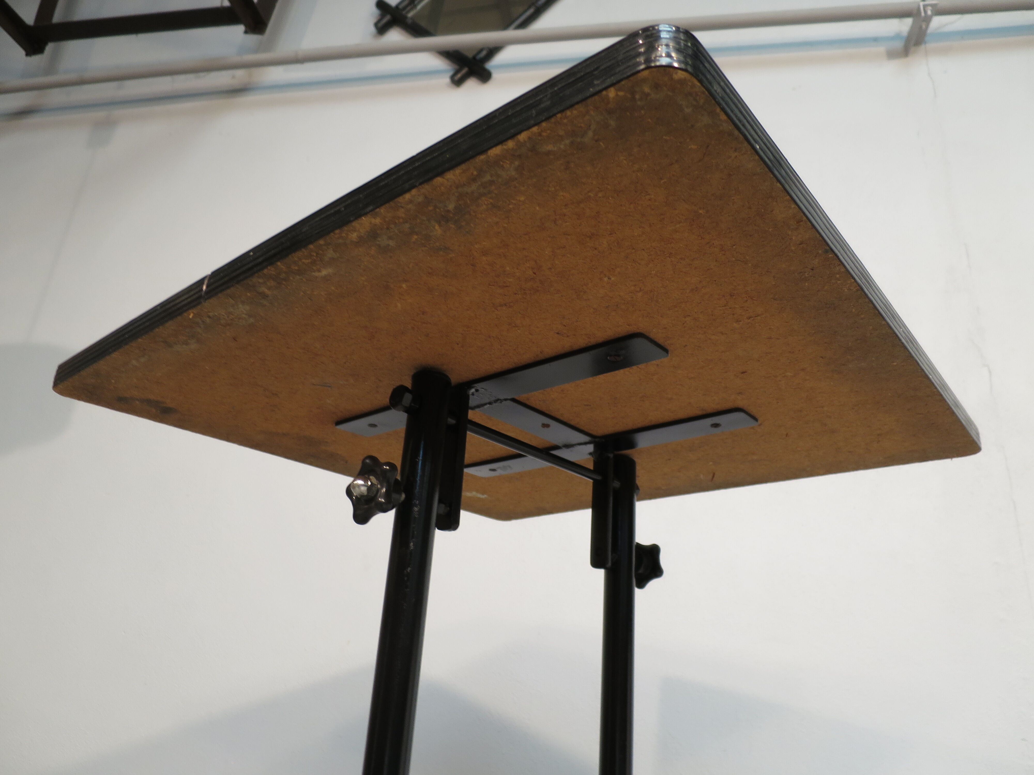 Foldable table in red formica