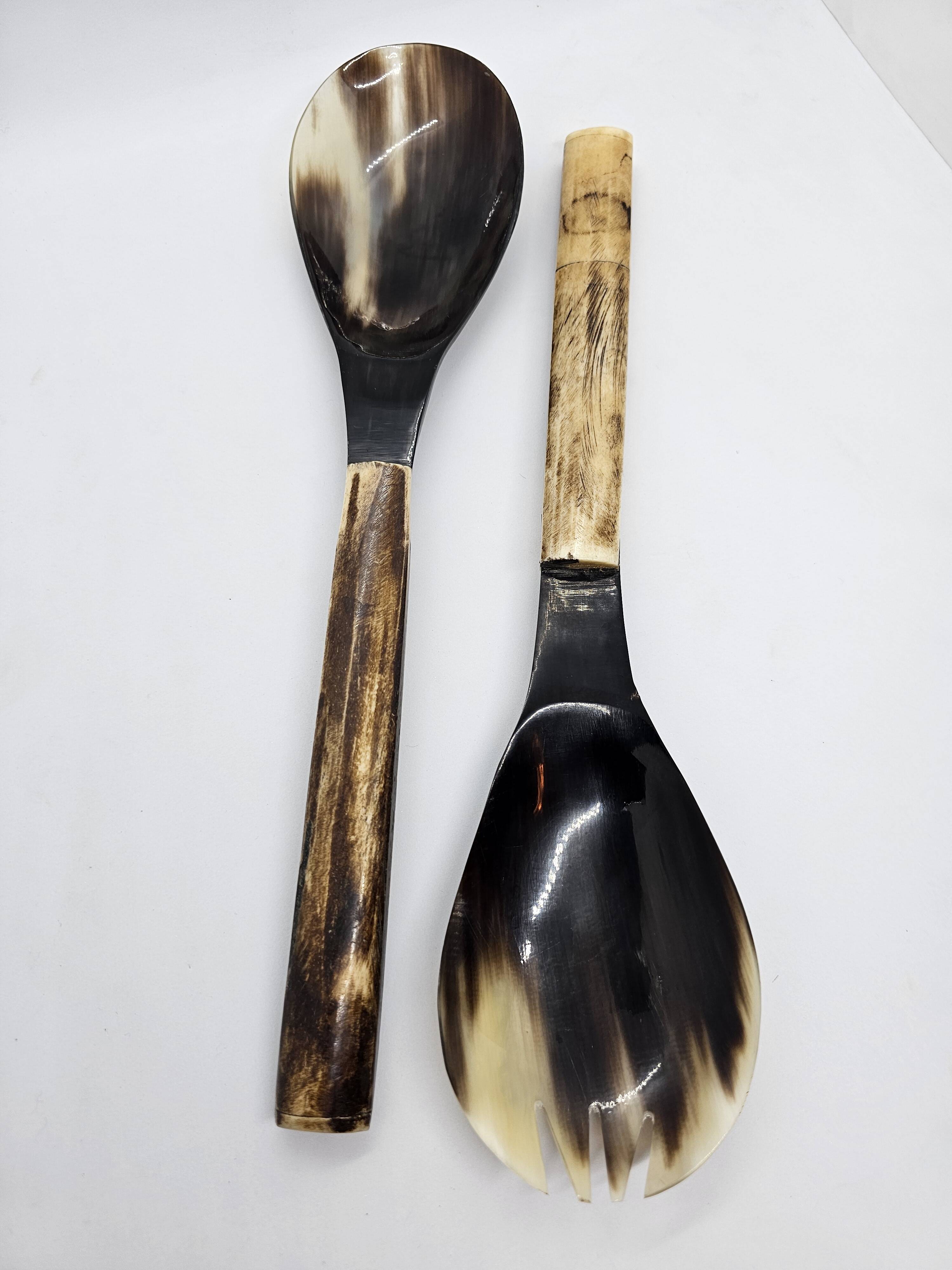 Serving cutlery set in buffalo horn and smooth bone handle
