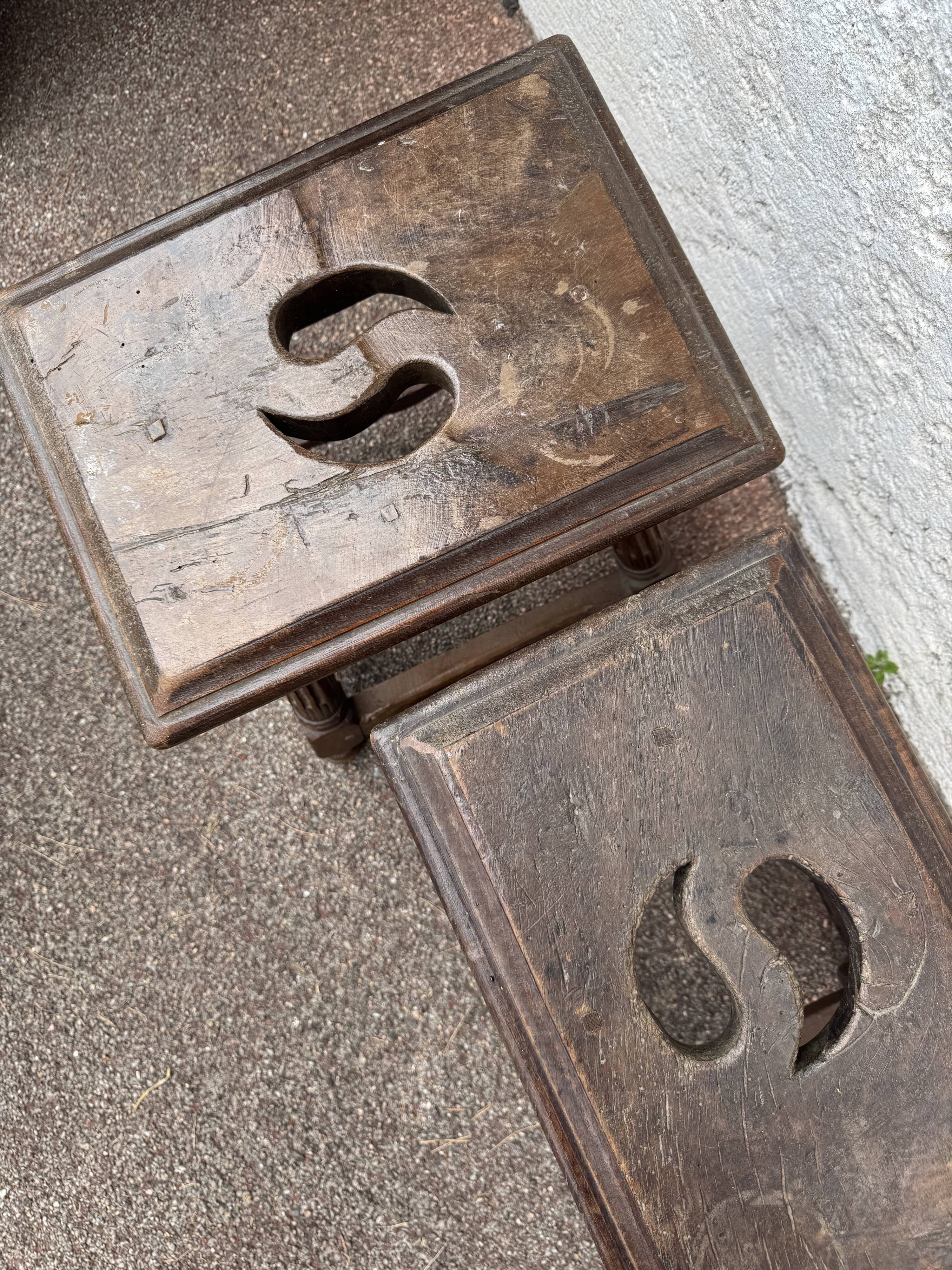 Paire de tabourets anciens en bois massif