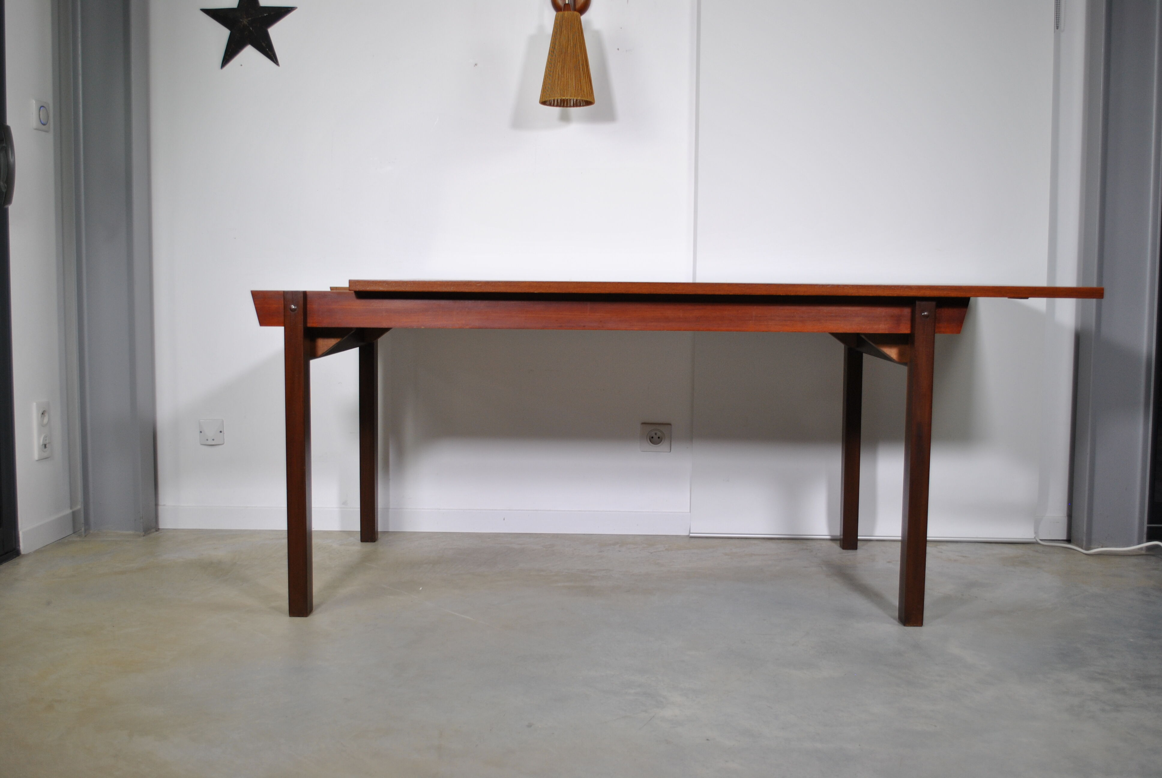 Extendable dining table in 1970 teak