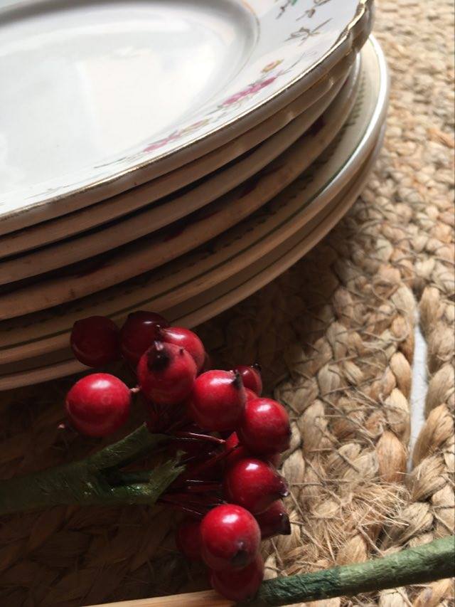 Old flat plates in red and green