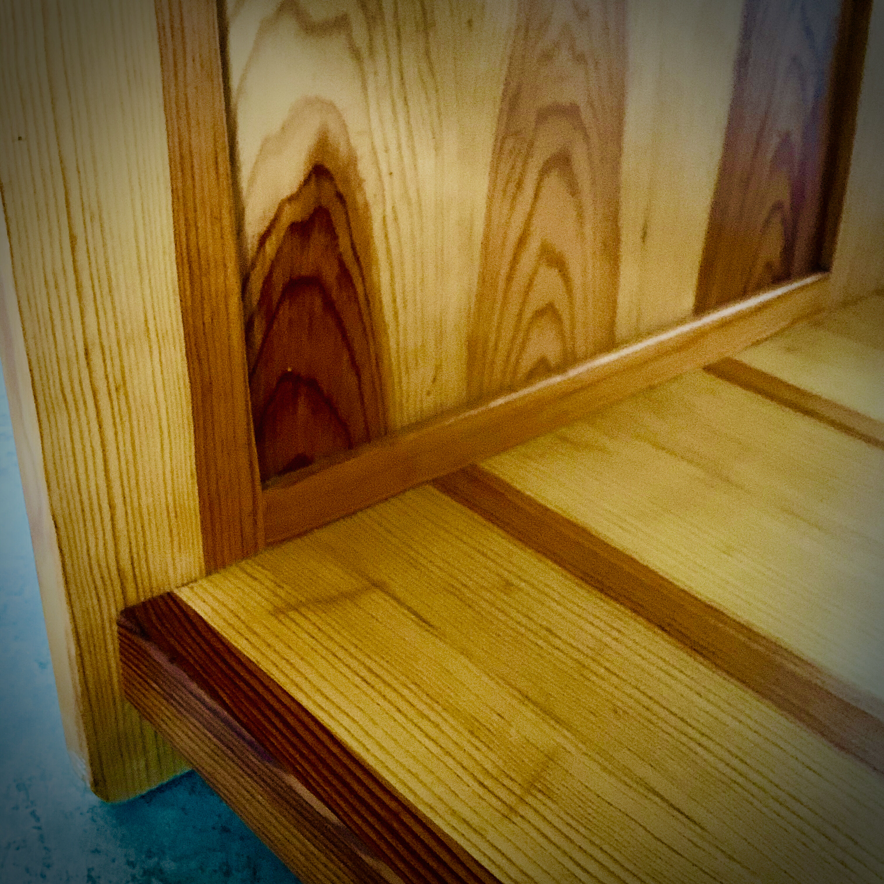 Table de chevet avec tiroir en pin blond massif vernis 1970