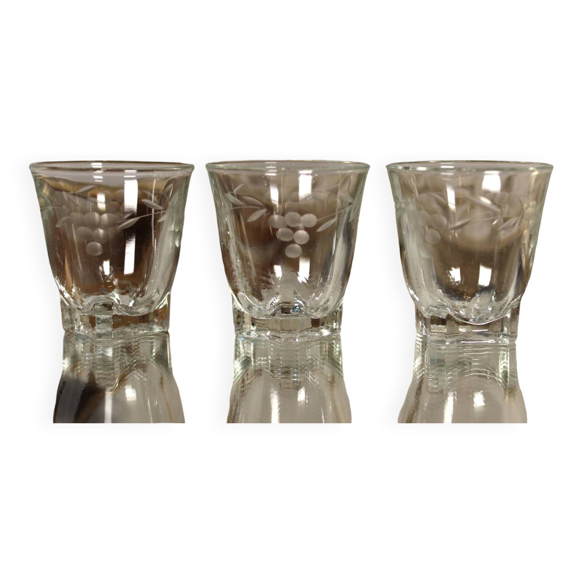 Set of 3 Engraved Liqueur or Shot Glasses - Art Deco 1940 certified