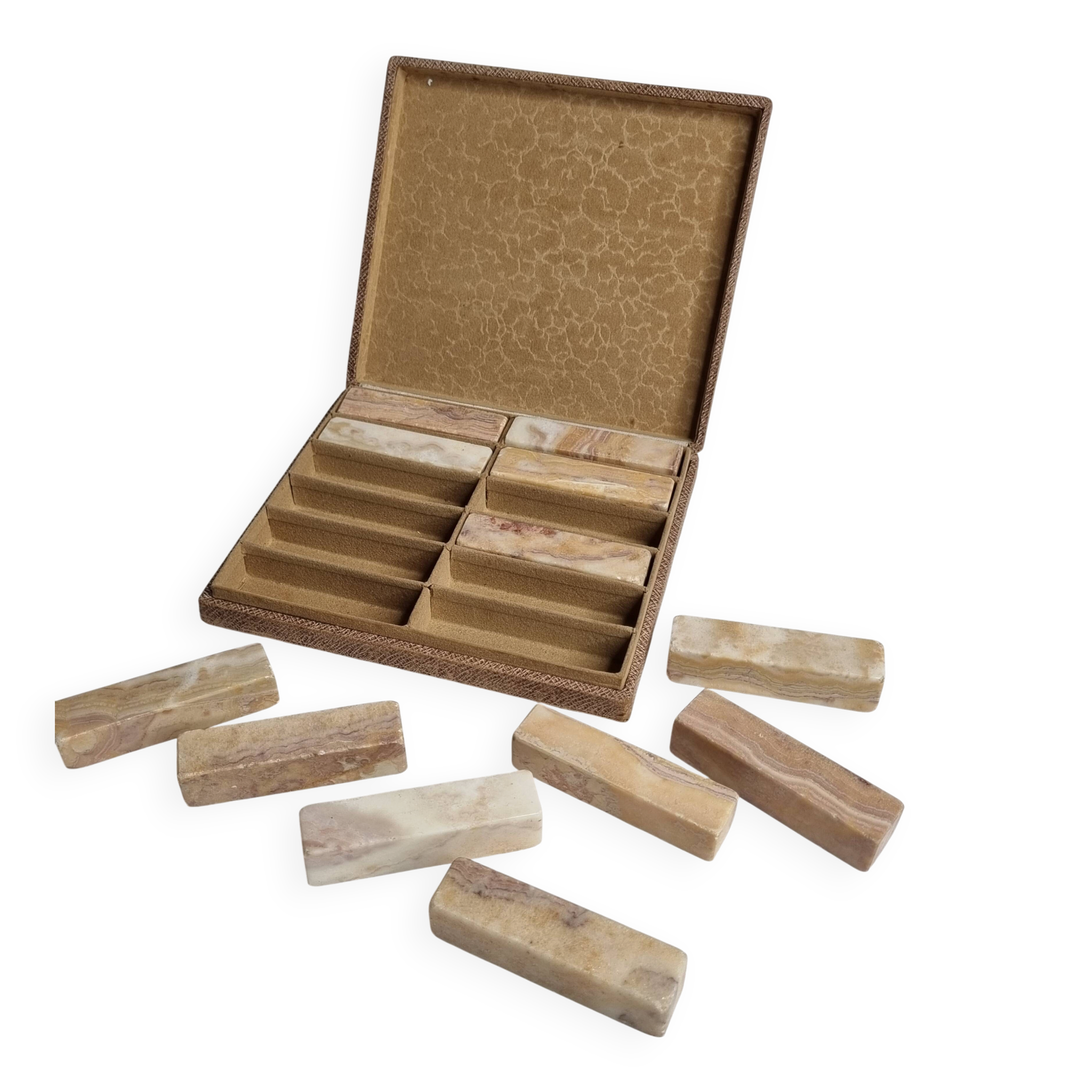 Set of 12 veined onyx knife rests, original box from the 1970s.