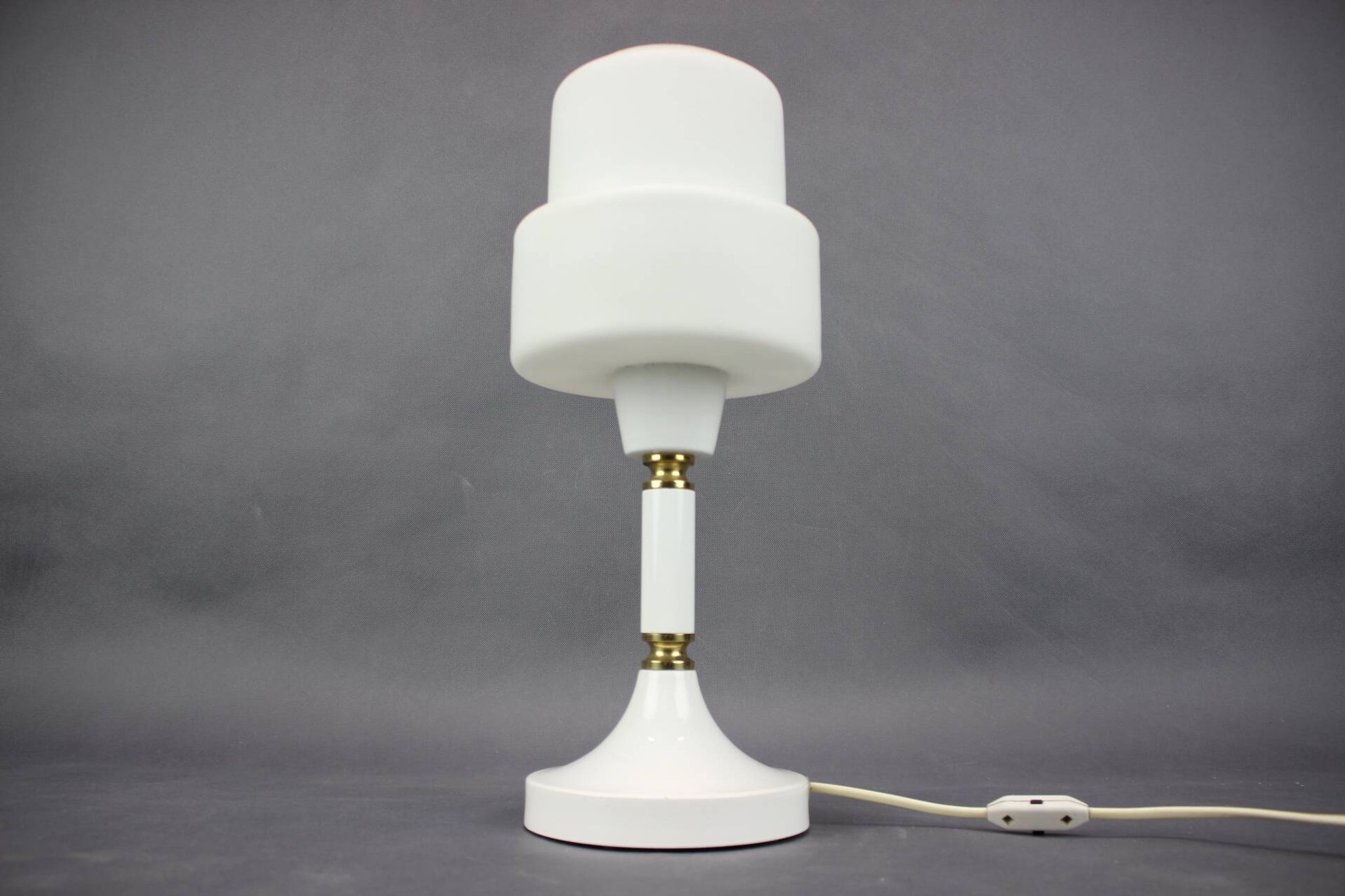 Lampe de Table en Verre Opalin et Laiton Drukov Brno, Tchécoslovaquie, 1970s