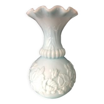 Vase soliflore en opaline de foire de couleur bleu pale decor floral