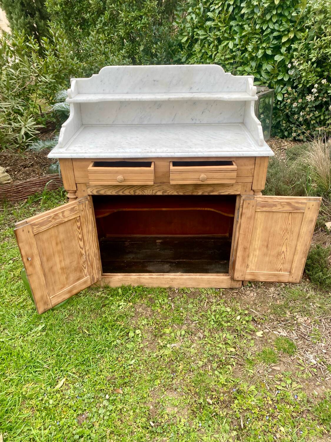 Meuble de toilette en marbre